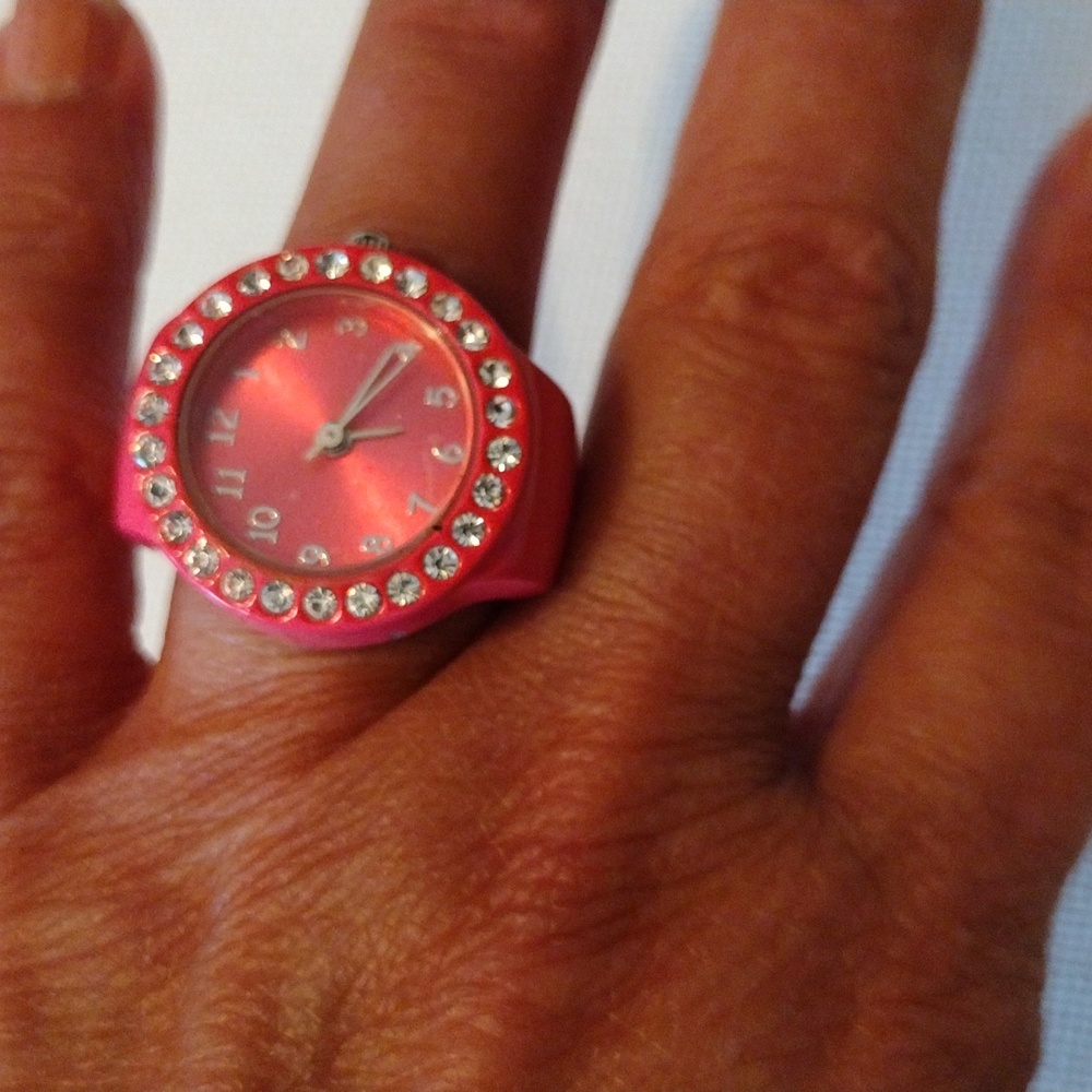 Claire' diamond frame face stretch fit ring.
